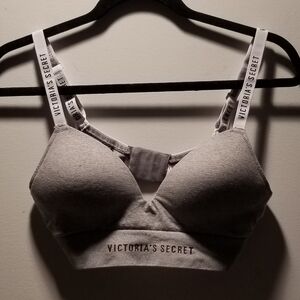 🍭Victoria's Secret basic sports bra w back triple clasp and adjustable straps